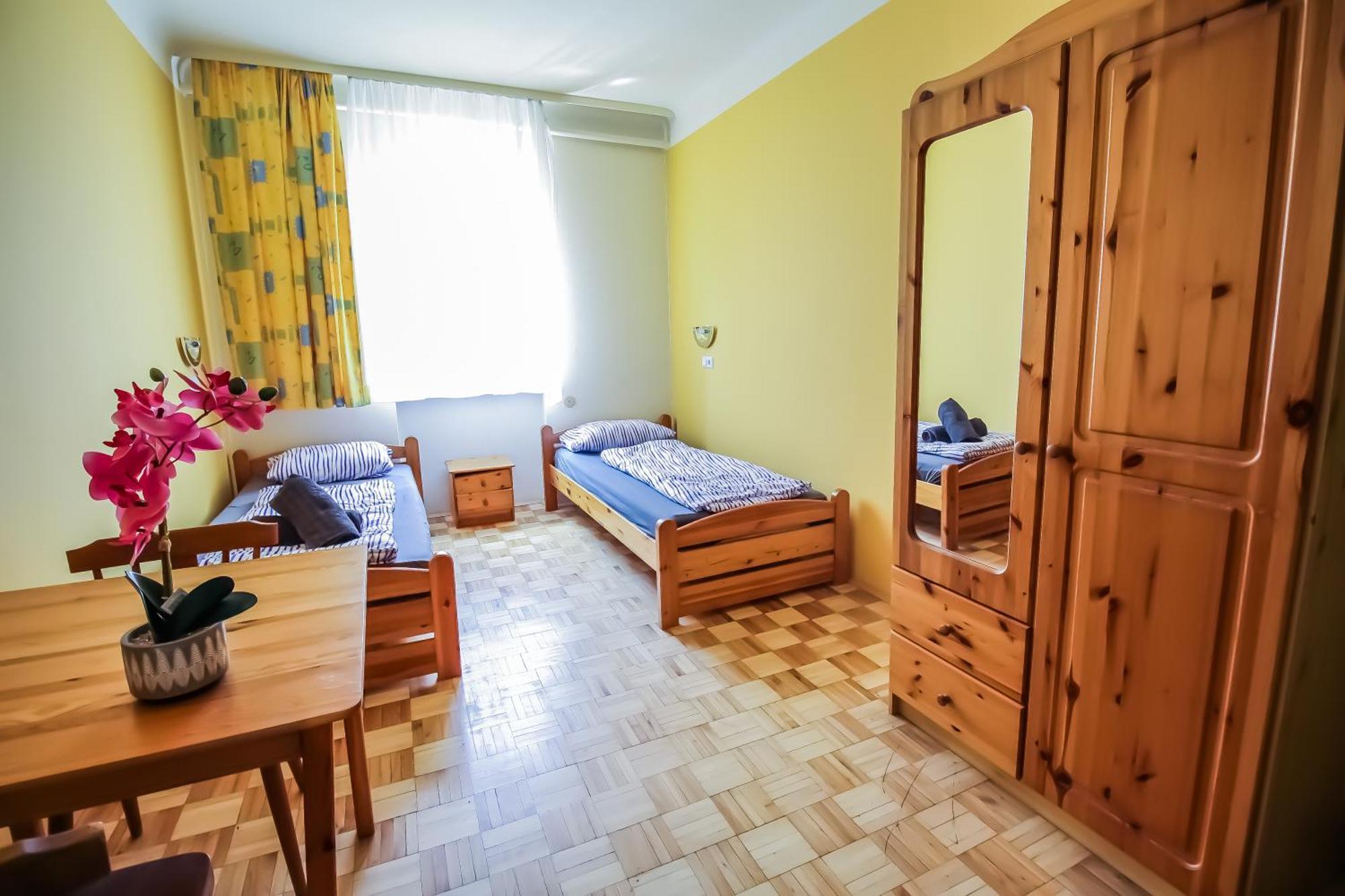 Double In Hutteldorfer Strasse Area Privatunterkunft *