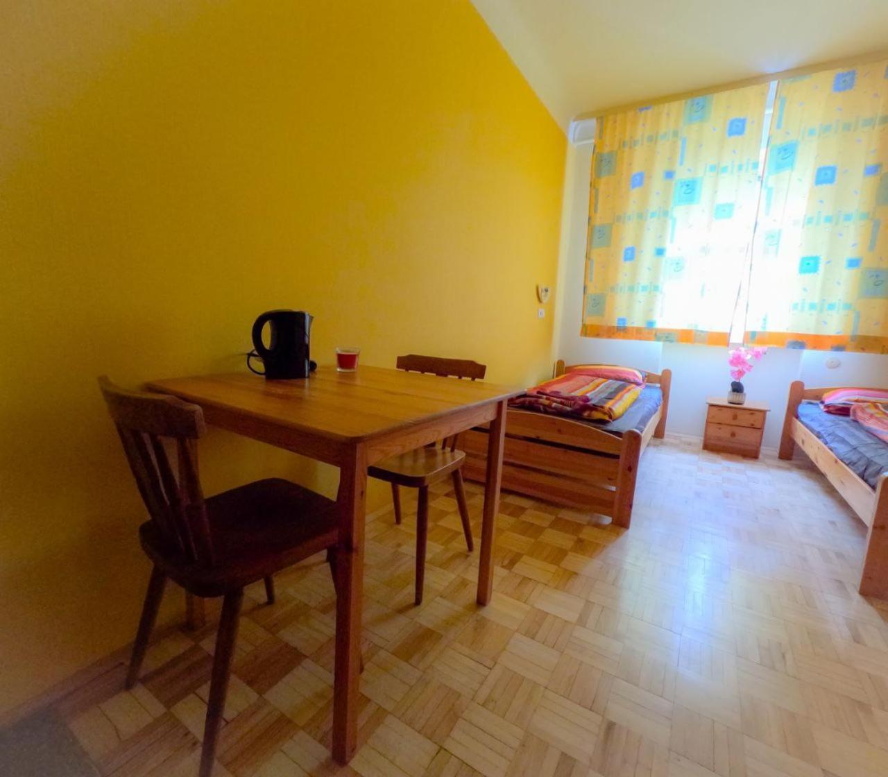 Double In Hutteldorfer Strasse Area Privatunterkunft